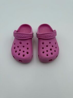 CROCS Kids Classic Clogs in Bright Pink Charms Included! Size C8